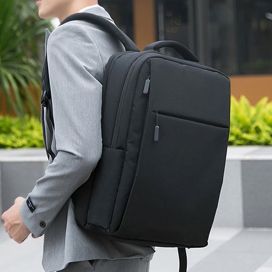 Sac a dos ordinateur portable noir sur epaule