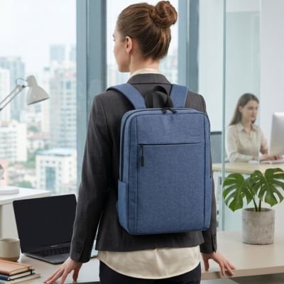 sac a dos ordinateur portable porté par une femme