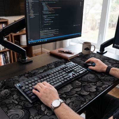 sous main bureau homme au travail