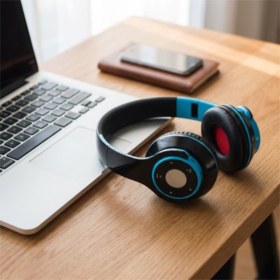 Casque bluetooth sur le bureau