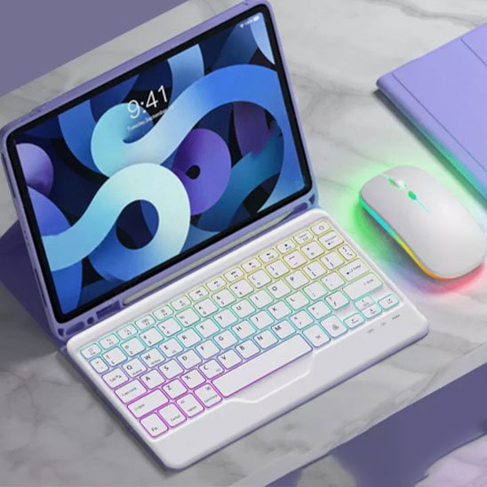 Clavier bluetooth blanc sur table