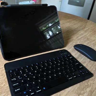 clavier bluetooth sur une table