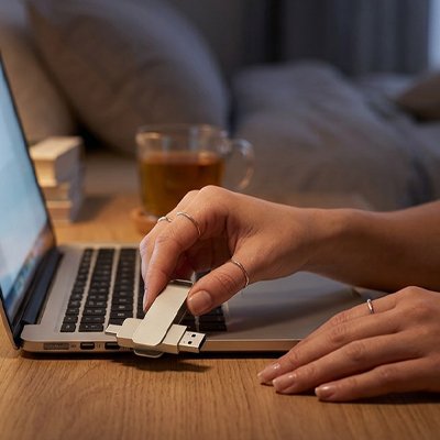 Clé usb 64 go​ dans main droite