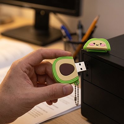 Clé usb 64 go dans main