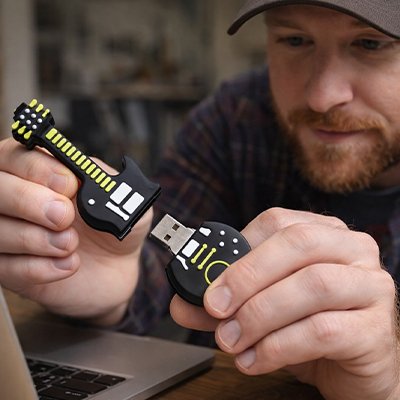 Clé usb 64 go dans mains