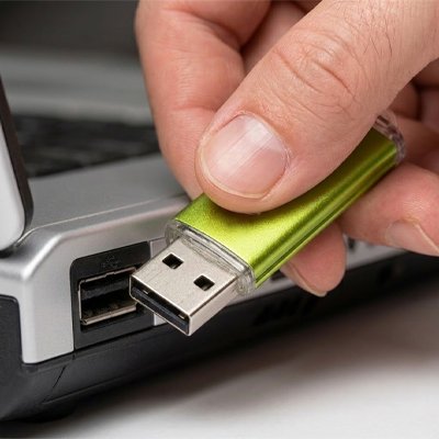 Clé usb 8go vert main