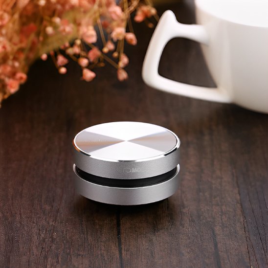 Enceinte bluetooth devant tasse a cafe