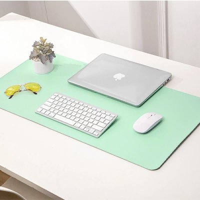 grand Tapis de souris vert avec ordinateur portable fermer