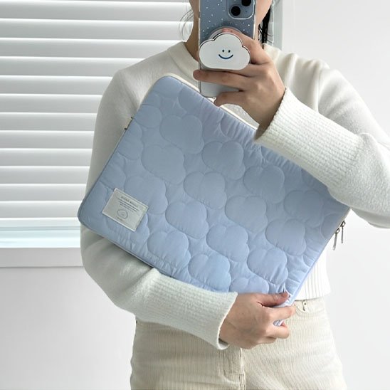 Housse ordinateur devant chandail blanc