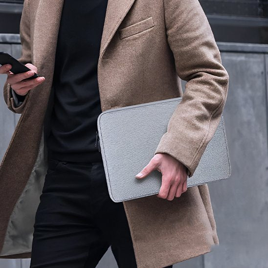 Housse ordinateur homme qui marche