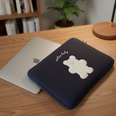 Housse ordinateur ourson sur bureau