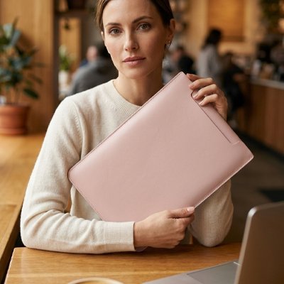 Housse ordinateur rose avec femme