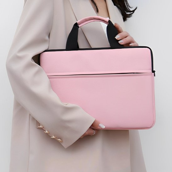 Housse ordinateur rose devant blouson blanc