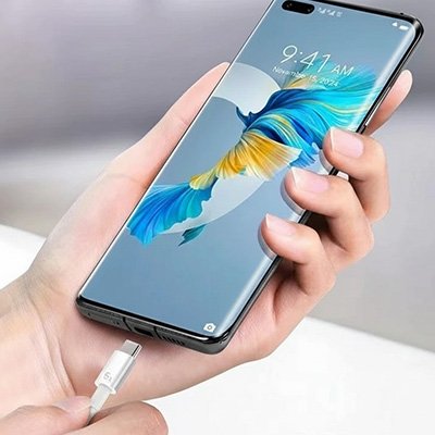 Rallonge usb avec cellulaire en main