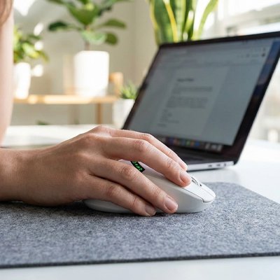 Souris bluetooth blanche devant ordinateur