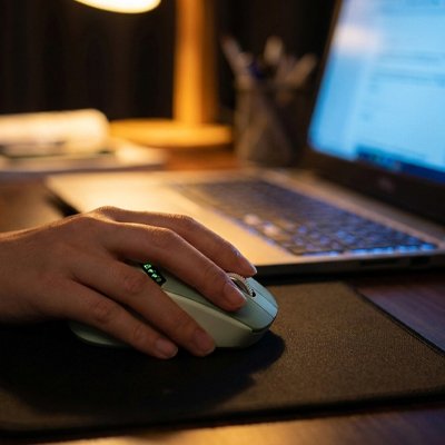 Souris bluetooth main sur souris
