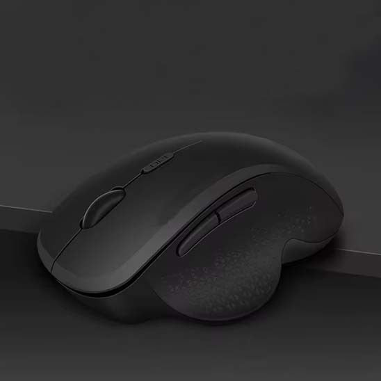 Souris sans fil noir sur fond noir