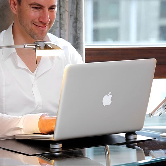 Support ordinateur portable avec un homme devant