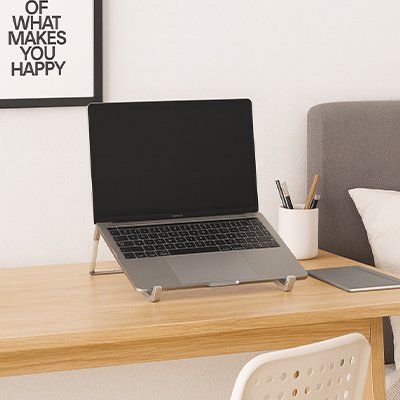 Support ordinateur portable déposer sur une table devant une chaisse