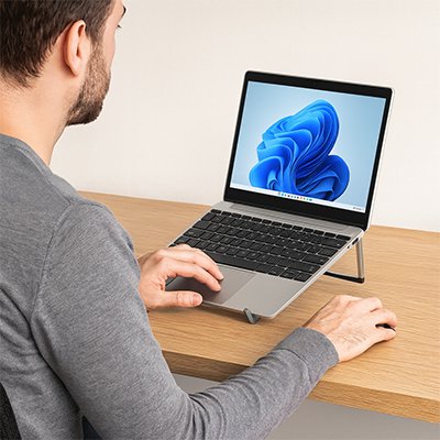 Support ordinateur portable garçon qui regarde