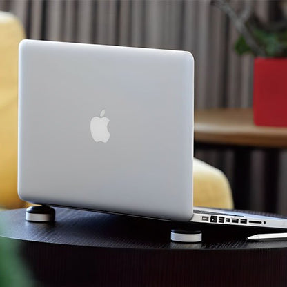 Support ordinateur portable seul sur une table rouge 