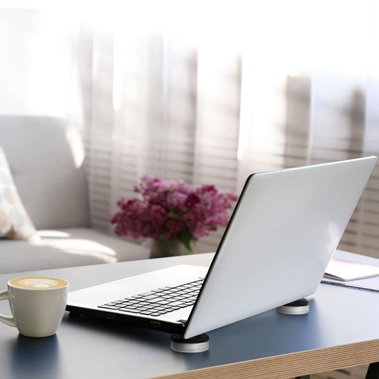 Support ordinateur portable sur une table avec un café