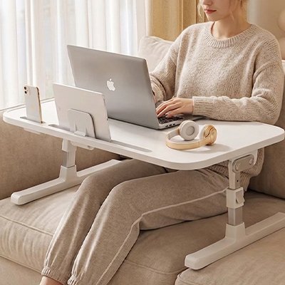 table ordinateur portable sur le divan