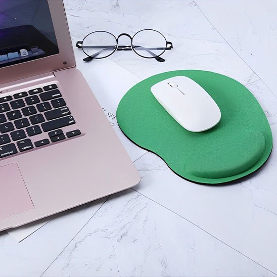 Tapis de souris devant des lunette