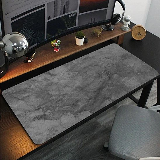 Tapis de souris gamer devant une chaises