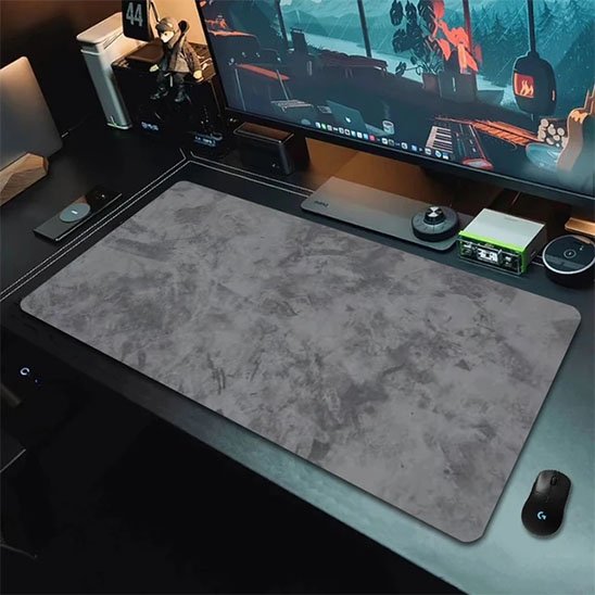 Tapis de souris gamer sur bureu noir