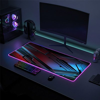 Tapis de souris gamer sur un meuble