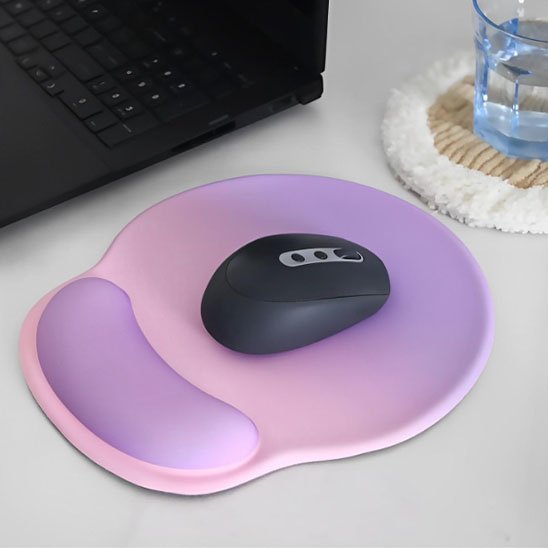 Tapis de souris violet sur fond blanc